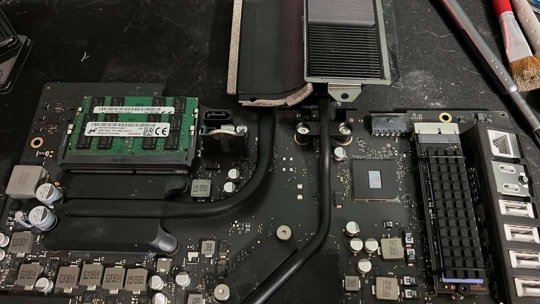 слоты SO-DIMM с модулями Micron на плате iMac 21.5 дюймов