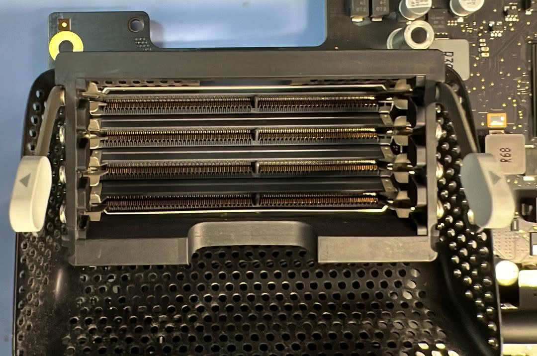 четыре слота DIMM в iMac 27 дюймов, доступ через заднюю крышку