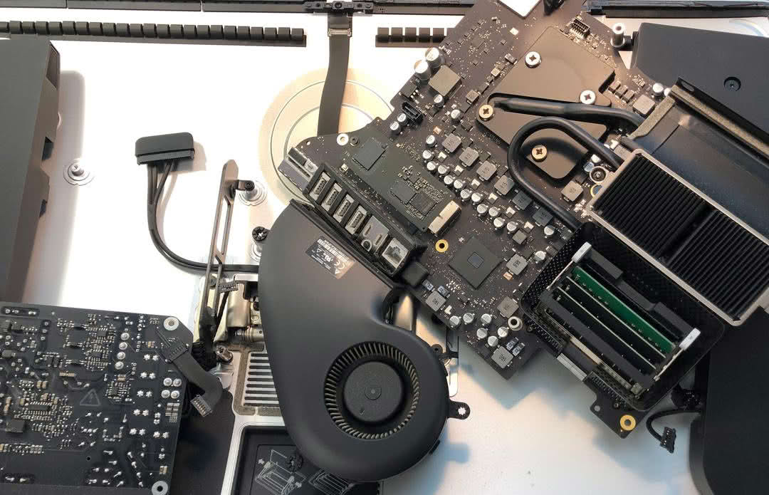 разобранный iMac 21.5 дюймов со слотами оперативной памяти на плате