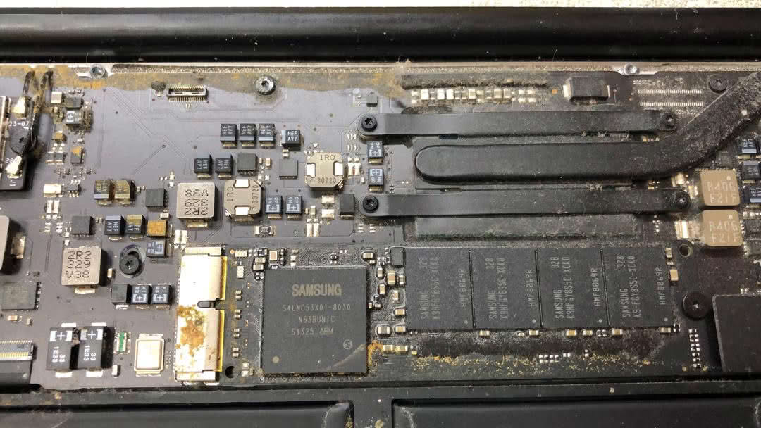 профилактика MacBook: пыль на материнской плате и SSD-чипе Samsung