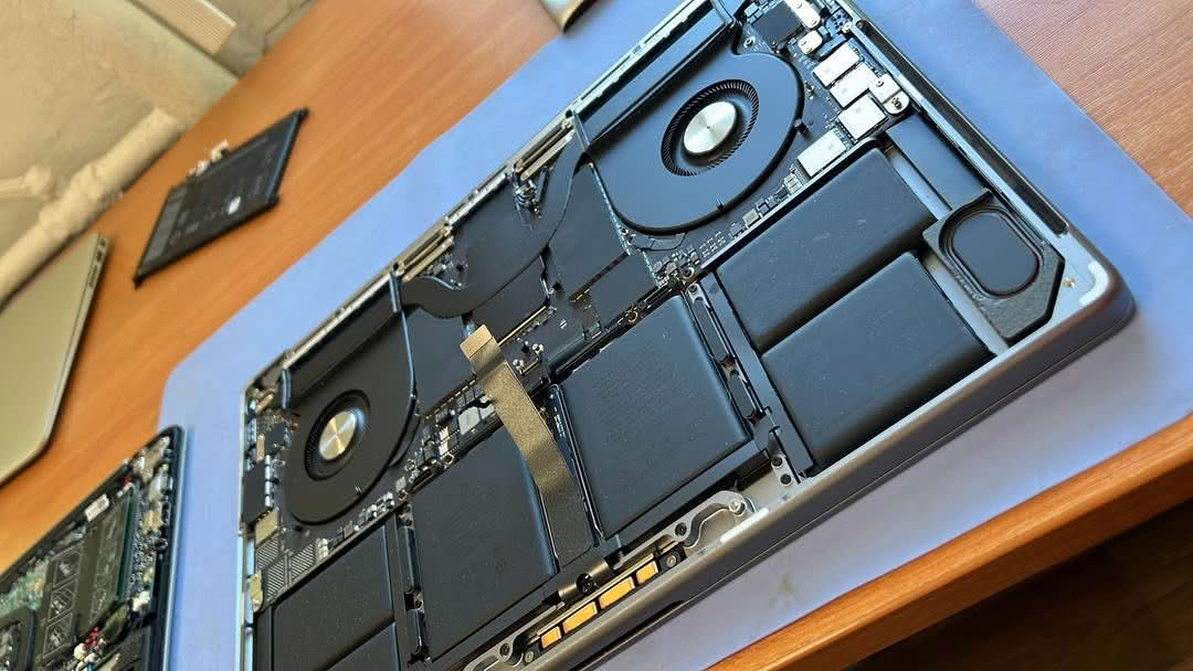 ремонт MacBook: снятая нижняя крышка, материнская плата, вентиляторы и аккумулятор