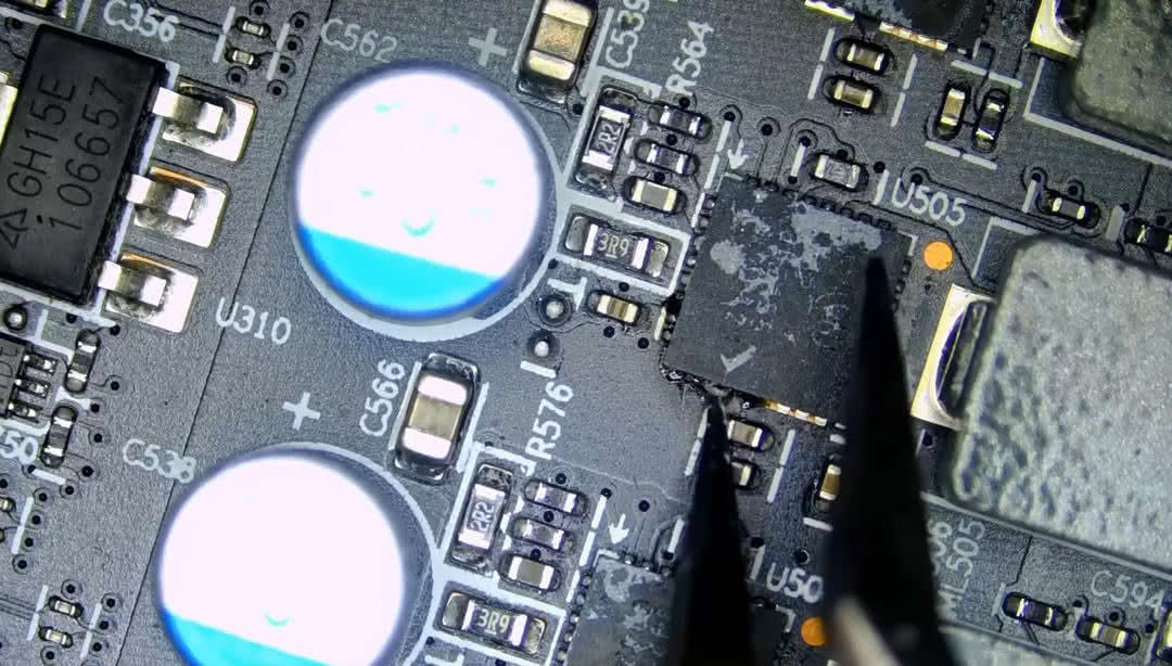 ремонт видеокарты: проверка SMD-компонентов на плате GPU после снятия видеочипа