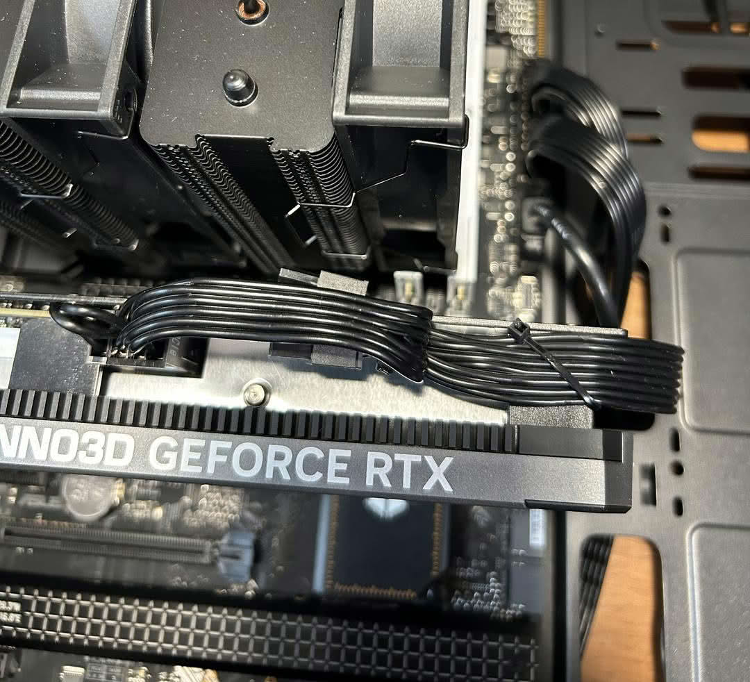замена видеокарты: Inno3D GeForce RTX с подключёнными кабелями питания