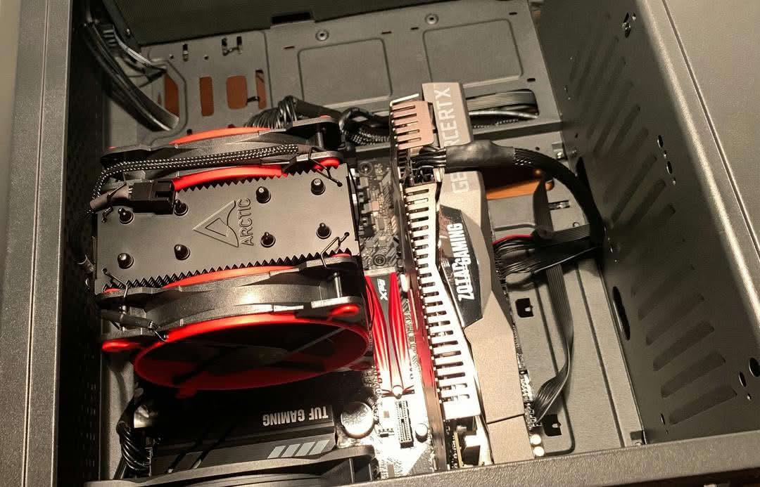 замена видеокарты: кулер Arctic и GeForce RTX внутри корпуса TUF Gaming