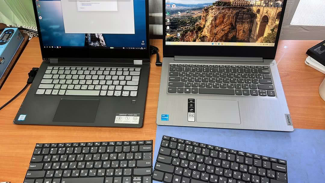 замена клавиатуры ноутбука: два ноутбука Lenovo со снятыми и новыми клавиатурами
