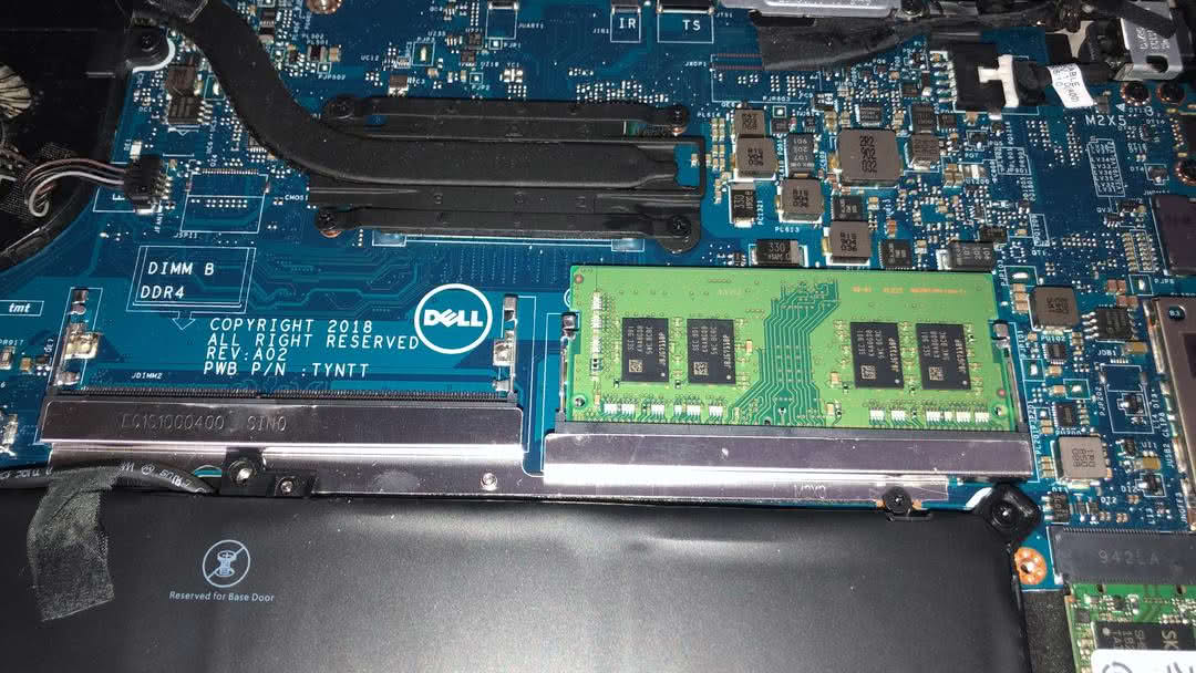 замена оперативной памяти ноутбука: установка модуля DDR4 в слот на плате Dell