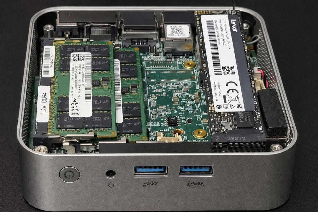 замена диска мини-ПК: открытый корпус с RAM, M.2 SSD Lexar и Wi-Fi модулем