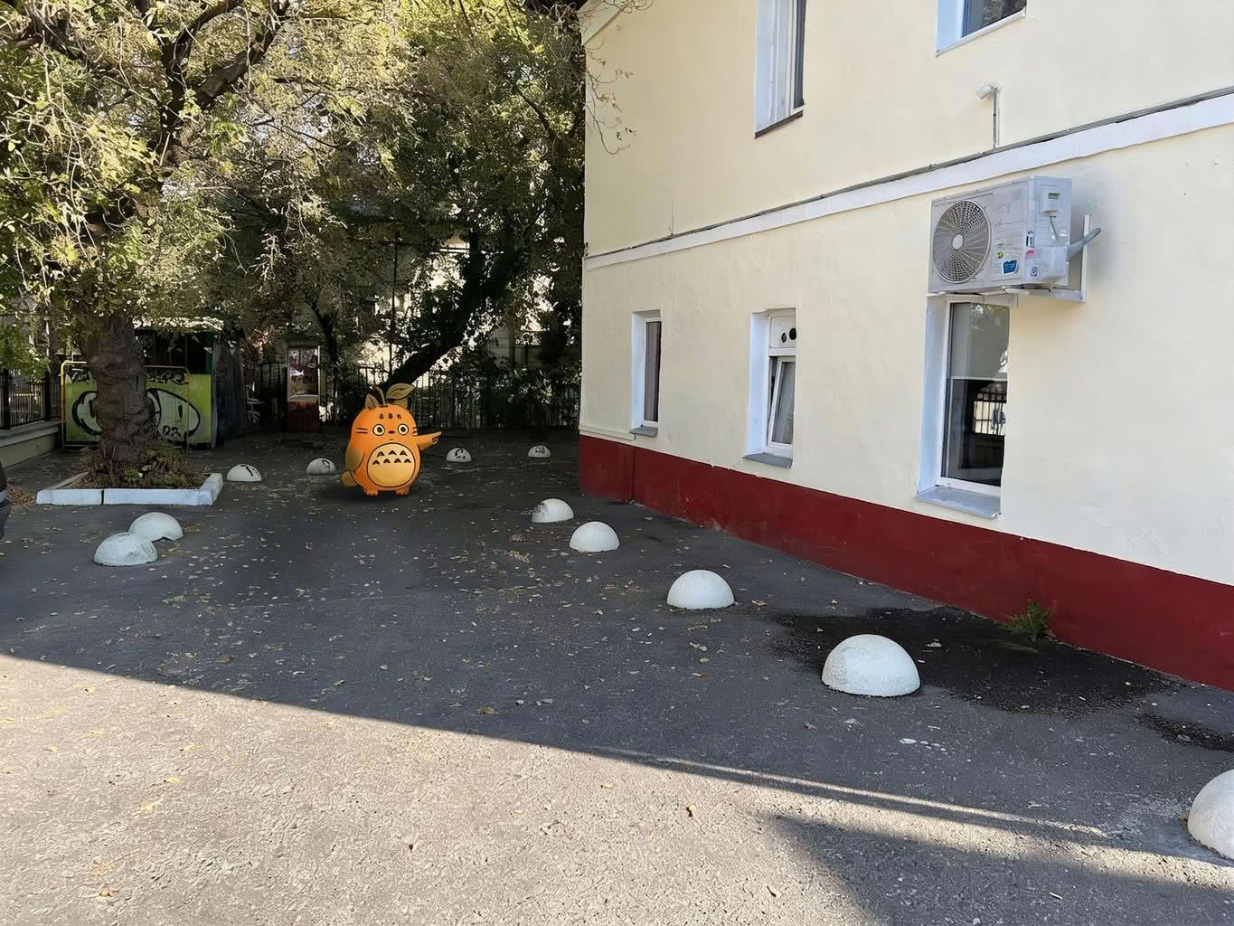 поворот направо к подъезду